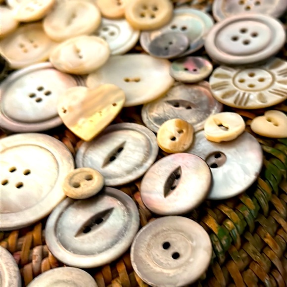 Buttons about 70 plus mother of pearl vintage buttons various sizes matching set - Picture 15 of 17